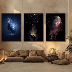 Pode incluir: Três impressões de arte abstrata com a silhueta de uma pessoa com uma galáxia dentro de sua cabeça. As impressões são emolduradas em preto e penduradas em uma parede bege.