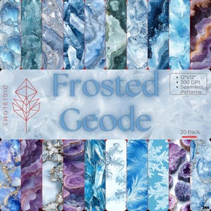 Può includere: Un pacchetto di arte digitale intitolato "Frosted Geode" con 20 motivi senza cuciture. I motivi presentano varie sfumature di blu, viola e bianco, con trame che ricordano cristalli e geodi. Il pacchetto include design da 30.48 cm x 30.48 cm a 300 DPI.