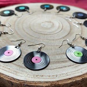 以下が含まれることがあります： 斑点のあるマット仕上げのセラミックマグカップ3個セット。マグカップはクリーム色、ライトブラウン、ダークブラウンです。各マグカップはシンプルでミニマリストなデザインです。
