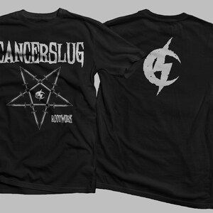Könnte beinhalten: Schwarzes T-Shirt mit dem Bandnamen "CANCERSLUG" in verblichenen weißen Buchstaben über einem Pentagramm-Design mit Schwertern. Auf der Rückseite des Shirts ist ein weißer Blitz in einem Halbmond abgebildet. "ROOTWORK" ist unter dem Pentagramm aufgedruckt.