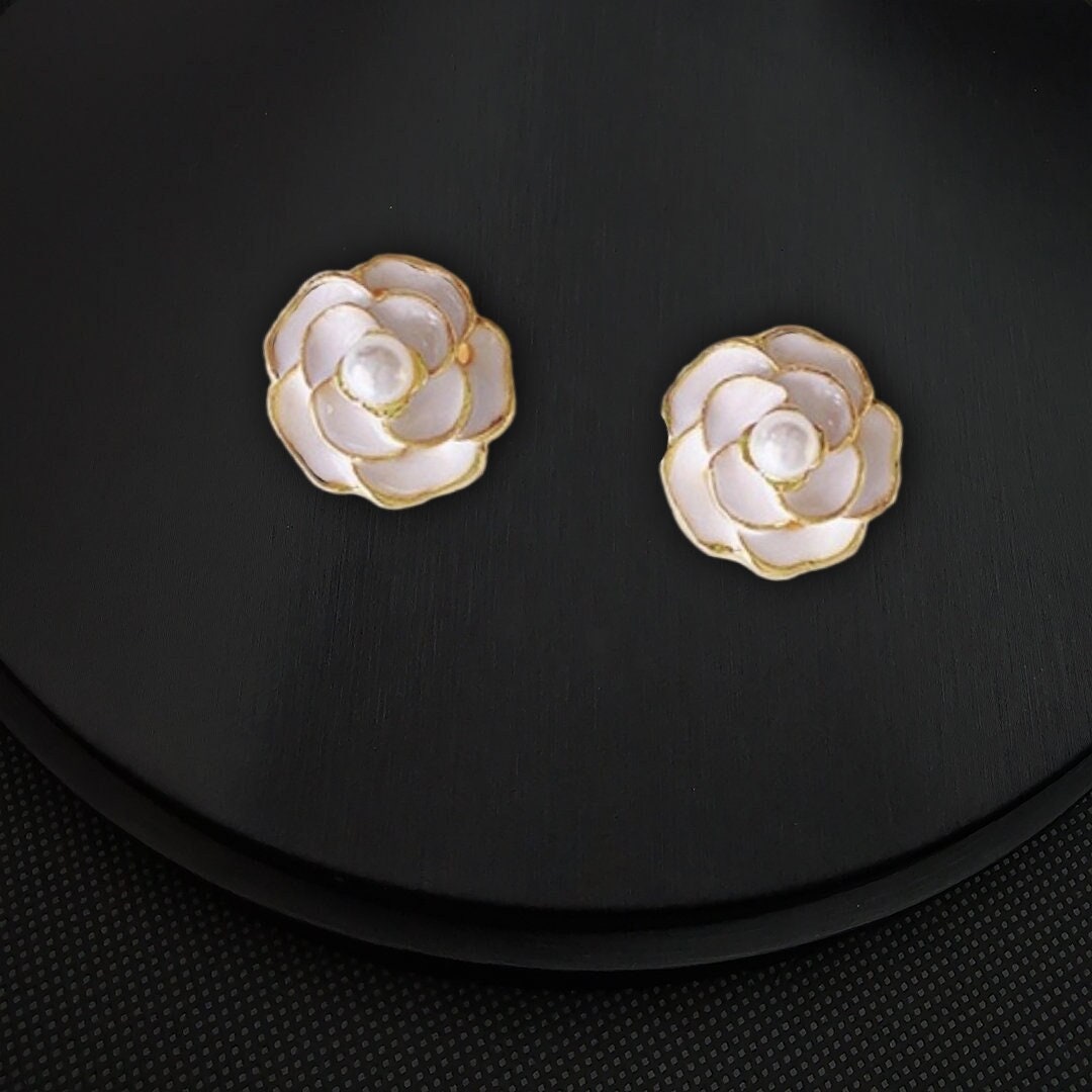 Iconicano Luxury Fashion Pearl Flower Brooches - No.5 Pearl Pins. Luxury Pearl Flower Brooches Women Brooch Safety Pin.