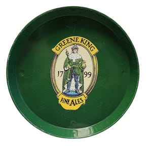 Può includere: Un vassoio da portata rotondo in metallo verde con un emblema ovale centrale raffigurante una figura in abiti reali, il testo Greene King, i numeri 17 e 99 e le parole Fine Ales. Il vassoio presenta un bordo rialzato e una finitura verniciata.
