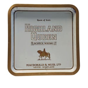 Può includere: Un vassoio da portata quadrato in metallo con bordo dorato e centro bianco. Il vassoio presenta il testo "Queen of Scots", "HIGHLAND QUEEN SCOTCH WHISKY" e "MACDONALD & MUIR, LTD LEITH, SCOTLAND", insieme a un grafico di una persona a cavallo.