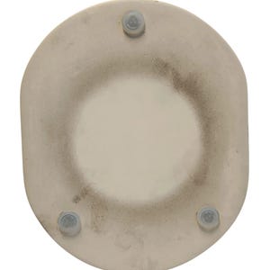 Puede incluir: Un salvamanteles circular de piedra color blanco roto con una superficie central lisa y un borde ligeramente texturizado. La parte inferior incluye tres peque&ntilde;as patas de silicona circulares y transparentes colocadas sim&eacute;tricamente.