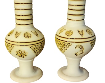Pode incluir: Dois vasos de cerâmica branca com detalhes marrons e dourados. Os vasos têm um corpo redondo com um pescoço estreito e uma parte superior alargada. Os vasos são decorados com um padrão geométrico e um design de animal estilizado.