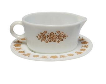 Juego de dos piezas: Salsera Pyrex 77B Butterfly Gold y plato base 77U.