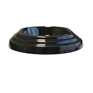 Puede incluir: Una base de exhibici&oacute;n circular de color negro brillante con un dise&ntilde;o escalonado y una superficie lisa y reflectante. El objeto tiene una base ancha y plana que se estrecha hacia arriba en una plataforma circular m&aacute;s peque&ntilde;a.
