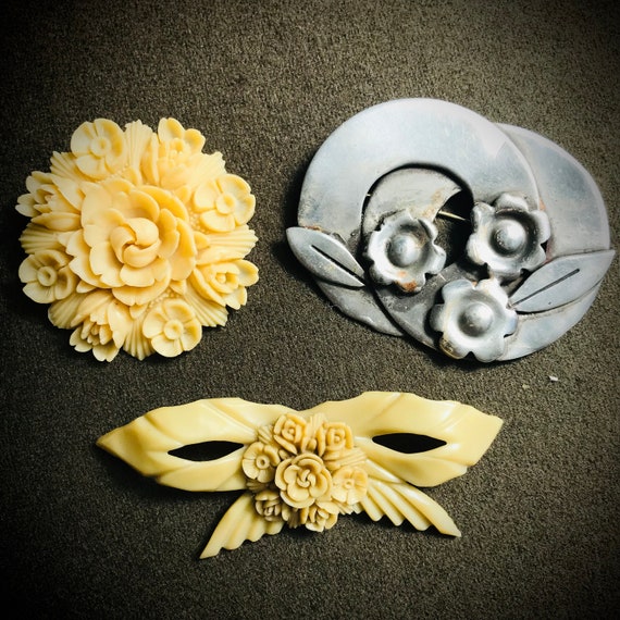 Vintage Flower Bouquets Pins Bakelite Plastic Sil… - image 1