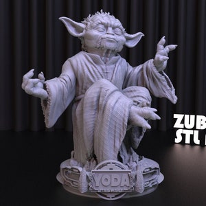 Può includere: Un modello stampato in 3D di Yoda di Star Wars che medita in posizione seduta. Il modello è dipinto di grigio chiaro e si trova su una base con le parole "YODA STAR WARS" incise su di essa. Lo sfondo è una tenda grigia scura.