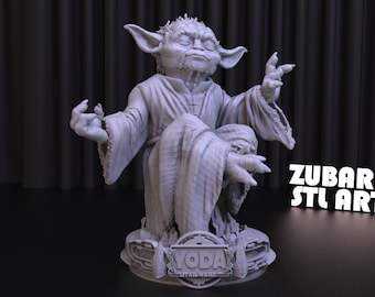以下が含まれることがあります： スターウォーズのヨーダの3Dプリントモデルが座って瞑想しています。モデルは薄いグレーに塗られており、「YODA STAR WARS」という文字が刻まれた台座の上に座っています。背景は濃いグレーのカーテンです。