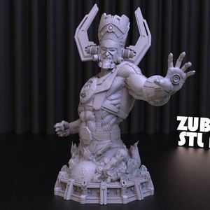 Può includere: Un modello stampato in 3D del personaggio dei fumetti Marvel Galactus, il Divoratore di Mondi. Il modello è un busto di Galactus, che mostra la sua testa, le spalle e il petto. Indossa la sua iconica armatura e ha un'espressione minacciosa sul viso. Il modello è posto su una base con una texture rocciosa, e la base è circondata da fiamme. Il modello è dipinto in un colore grigio chiaro. Il testo "ZUBARH STL ART" è visibile sullo sfondo.