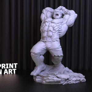 Könnte beinhalten: Eine 3D-gedruckte Figur des Hulk, eines grünen Superhelden, in einer wütenden Pose mit erhobenen Armen über dem Kopf. Die Figur ist in hellgrau bemalt und steht auf einem felsigen Sockel.