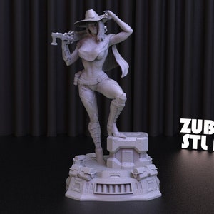 Puede incluir: Una figura impresa en 3D de color gris de un personaje femenino que lleva un sombrero y sostiene un arma. El personaje está de pie sobre una plataforma con un diseño futurista. El texto "ZUBARH STL ART" es visible en el fondo.