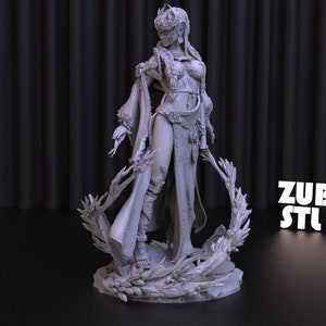 Op de afbeelding: Een 3D-geprint beeldje van een vrouwelijke figuur met een kroon en een vloeiende jurk. De figuur staat op een voetstuk met een bladontwerp. Het beeldje is lichtgrijs geverfd. De tekst "ZUBARH STL ART" is zichtbaar op de achtergrond.