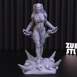 Puede incluir: Una figura impresa en 3D de una guerrera con una expresión feroz, vestida con armadura y empuñando dos espadas. Se encuentra sobre una base con cráneos y estructuras óseas. La base está etiquetada con "ZUBARH STL ART".