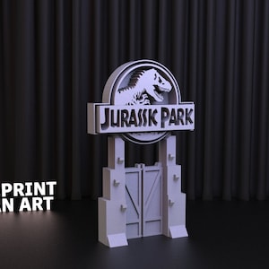 Könnte beinhalten: Ein 3D-gedrucktes Modell des Jurassic Park-Tores mit dem ikonischen Logo, das eine Dinosauriersilhouette und die Worte "Jurassic Park" zeigt. Das Tor ist aus weißem Kunststoff und hat ein realistisches Design.