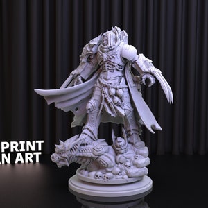 Puede incluir: Una miniatura de guerrero de fantasía impresa en 3D de pie sobre una base con un cráneo de dragón. La figura lleva armadura y una capa, y sostiene un arma en una mano.