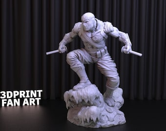 Puede incluir: Una figura impresa en 3D de un personaje de superhéroe enmascarado que sostiene dos armas. La figura está de pie sobre una base rocosa y está pintada de color gris claro. El texto "3DPRINT FAN ART" es visible en la esquina inferior izquierda de la imagen.