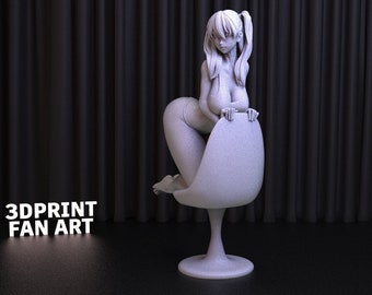 Puede incluir: Una figura blanca impresa en 3D de una mujer con el pelo largo y una coleta, sentada en una silla blanca con respaldo redondeado y una sola pierna. La figura está posada con una pierna doblada y la otra pierna extendida. El fondo es una cortina negra.