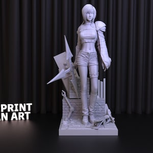 Puede incluir: Una figura blanca impresa en 3D de un personaje femenino con el pelo corto, que lleva una camiseta de manga corta, pantalones cortos y botas. Sostiene un arma grande en su mano derecha. La figura está de pie sobre una base con un diseño detallado.