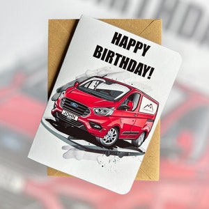 Puede incluir: Tarjeta de cumpleaños con una ilustración de una furgoneta Ford roja y el texto "HAPPY BIRTHAY!". La tarjeta muestra el nombre "JOHN" en la matrícula y un logotipo de empresa. Acompañada de un sobre marrón.
