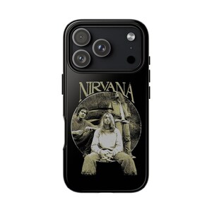 Puede incluir: Funda de teléfono negra con la banda Nirvana. La funda muestra una imagen sepia de los miembros de la banda y el nombre de la banda en una fuente vintage. La funda tiene un acabado brillante y un diseño protector.