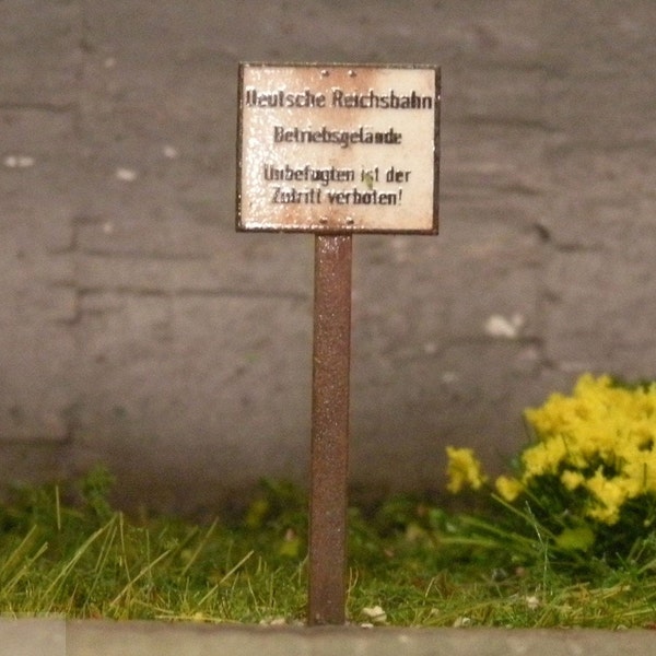 Schild "Deutsche Reichsbahn - Betriebsgelände - Unbefugten ist der Zutritt verboten!" H0 1:87 - handgefertigt, rostiger T-Mast, Emailoptik
