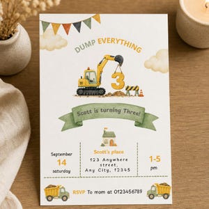 Op de afbeelding: Een rechthoekige verjaardagsuitnodigingskaart met een gele graafmachine die het cijfer 3 optilt, met de tekst DUMP EVERYTHING, Scott is turning Three, en evenementdetails zoals 14 september, Scott's place, 13-17 uur, RSVP naar mom 0123456789.