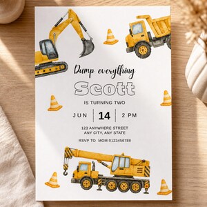 Op de afbeelding: Een witte uitnodigingskaart met aquarelillustraties van gele bouwvoertuigen, waaronder een graafmachine, een kiepwagen en een kraan, samen met oranje verkeerskegels. De tekst luidt: Dump everything Scott IS TURNING TWO JUN 14 2 PM 123 ANYWHERE STREET ANY CITY, ANY STATE RSVP TO MOM 0123456788.