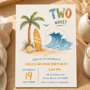 Op de afbeelding: Een verjaardagsuitnodigingskaart met een aquarelillustratie van een palmboom, een surfplank en een golf. De tekst luidt: TWO WAVEY, JOIN US TO CELEBRATE JACK'S SECOND BIRTHDAY, SATURDAY 19 OCTOBER, 2:00 PM, 123 Surfside Lane, Sunny Beach, CA 90210, RSVP TO MOM AT 0123456789.