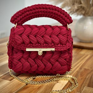 Geflochtene bordeauxfarbene gehäkelte Tasche - 100% Baumwollgarn - Goldkette - Geschenk für Sie