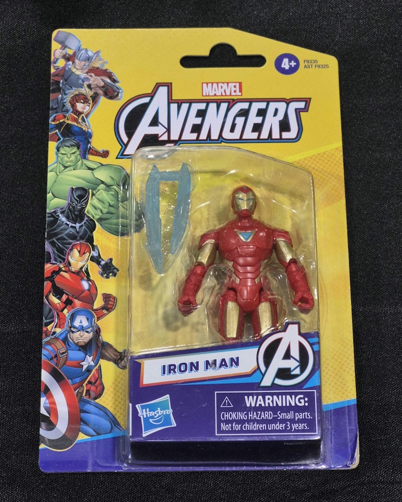 Puede incluir: Una figura de acci&oacute;n de Iron Man de Marvel Avengers en su empaque bl&iacute;ster original amarillo y azul. La figura es roja y dorada con una pieza azul en el pecho y un accesorio azul transl&uacute;cido. La tarjeta presenta ilustraciones de Thor, Captain Marvel, Hulk, Black Panther, Iron Man y Captain America.