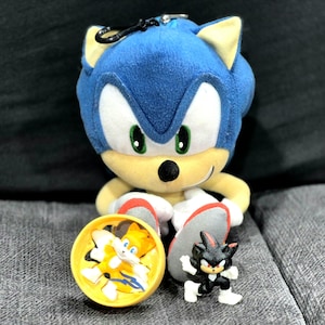 SONIC The Hedgehog Bag/Backpack Clip 12" Plush with Zippered Coin Pocket BONUS 2 McDonalds Happy Meal Toys! SHADOW & Tails!