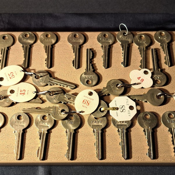 KEYS YALE & Towne Vintage Lot of 30 Old Keys Some With Original Key Number Tags USA 22 55 45 48 68 88 97 Key Tags Metal Yale Key Lot Towne