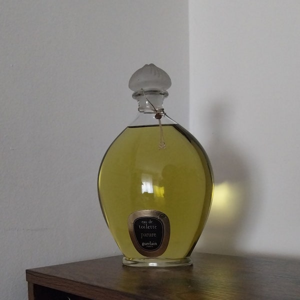 Guerlain Parure grand flacon factice, dummy. Pas de parfum à l'intérieur.