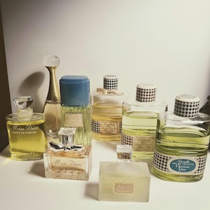 Peut inclure: Panneau en bois fait à la main avec l'inscription "Welcome to our home" dans un style manuscrit. Le panneau est peint en blanc avec des lettres noires et une finition vieillie, adapté à l'intérieur ou à l'extérieur.