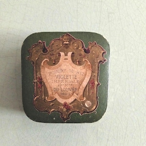 Antyczne pudełko na proszek ryżowy, Violette Imperiale, dom towarowy Luwr, Paryż. Koniec XIX wieku.