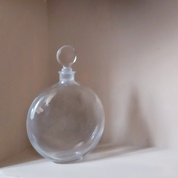 Lalique, transparent disc bottle for Dans la nuit de Worth. Does not contain perfume