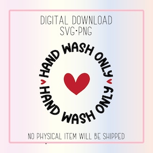 Puede incluir: Un diseño gráfico en blanco y negro con un corazón rojo en el centro. El texto dice "Hand Wash Only" en un círculo alrededor del corazón.