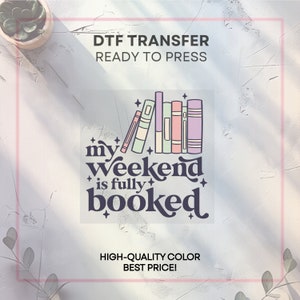 Pode incluir: Um design de transferência digital com uma pilha de livros coloridos com o texto "my weekend is fully booked". O design está pronto para ser prensado.