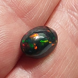 Natural Black Opal Cabochon Gemstone, 2.95 cts, 13.47 x 8.92 x 5.38 mm   O03