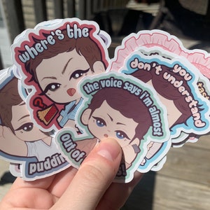 Puede incluir: Un conjunto de pegatinas coloridas con personajes de dibujos animados con texto que dice "¿Dónde está el pudín?", "¡La voz dice que casi me quedo sin él!" y "No entiendes".