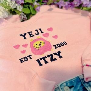 Itzy Yeji V1 crewneck