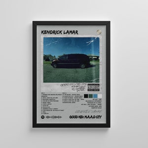 Puede incluir: Una portada de álbum en blanco y negro con una foto de una minivan oscura estacionada en una calle. El título del álbum es "Good Kid, M.A.A.D City" de Kendrick Lamar. La portada del álbum también incluye una pegatina de advertencia para padres y una lista de canciones del álbum.