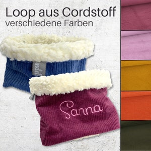 Könnte beinhalten: Zwei kuschelige Halstücher aus Cordstoff mit weichem Fleecefutter. Die Halstücher sind in blau und burgunderfarben. Das burgunderfarbene Halstuch hat den Namen "Sanna" aufgestickt. Das Bild zeigt auch Stoffmuster in verschiedenen Cordfarben: burgunderrot, rosa, senfgelb, orange und grün.