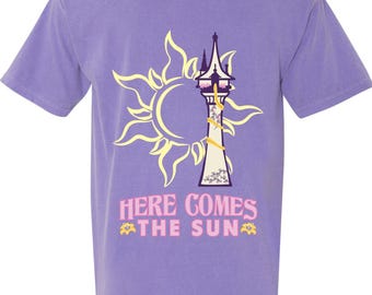 Camiseta unisex de Rapunzel "Here Comes The Sun" con colores cómodos y de peso pesado. Inspirada en Enredados de Disney, para hombre y mujer.