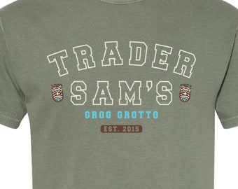 Grog Grotto de Trader Sam - Camiseta unisex de colores cómodos - Camiseta gruesa inspirada en Disney para hombre y mujer - Polynesian Resort Tiki Bar