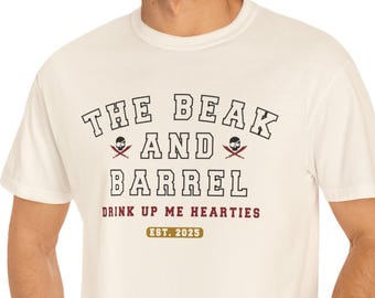 Beak and Barrel – Camiseta unisex de algodón con colores cómodos – Camiseta inspirada en el bar de Disney Parks – Piratas del Caribe del Reino Mágico