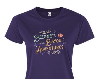 Beignets y aventuras en el pantano - Camiseta deportiva morada para mujer inspirada en Disney que absorbe la humedad - Tiana, la princesa y el sapo, Reino Mágico