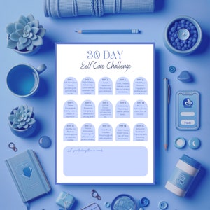Op de afbeelding: Een printbare 30-daagse zelfzorgchallenge met een blauwe achtergrond en witte tekst. De challenge omvat activiteiten zoals zelfreflectie, digitale detox, sociale connectie, het koken van een gezonde maaltijd, mindfulness-praktijken, natuurbeleving, persoonlijke verwennen, dankbaarheid oefenen, opruimen, lichaamsbeweging, lezen voor plezier, affirmaties, vision board maken, sociale media-pauze, ontspanningsoefeningen en meer.